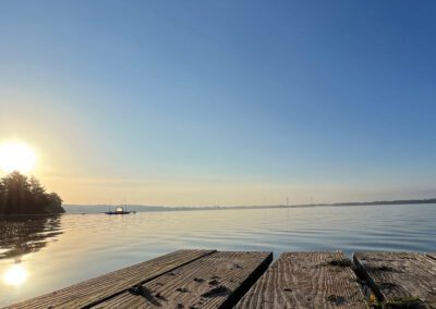 Am Seegrundstück - Morgensonne. Blick vom Steg aus über den Wittensee.