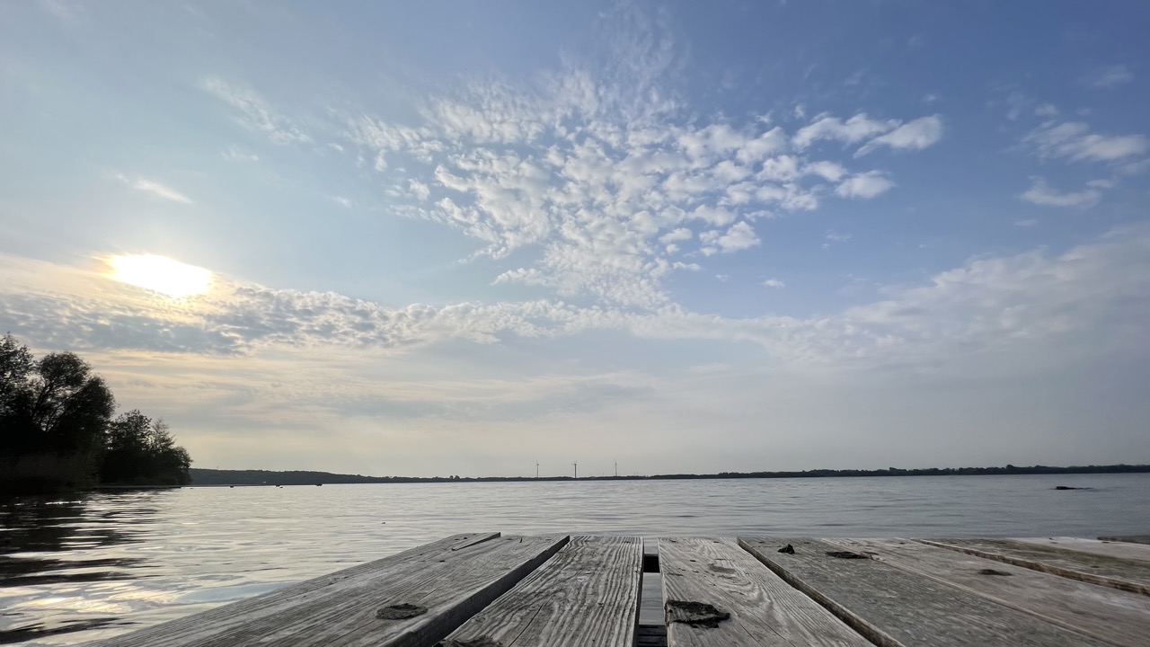 Vom eigenen Steg aus ein Blick über den Wittensee