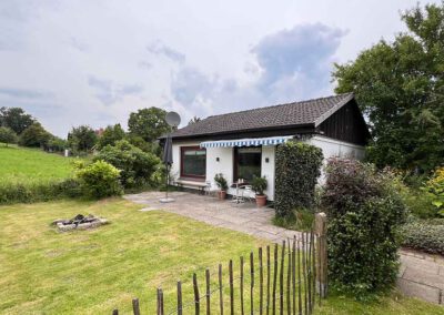 Bild vom Ferienhaus am Wittensee mit Gartenstück und Feuerstelle