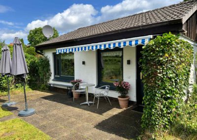 Ferienhaus am Wittensee - Terrasse mit 2 Stühlen und Tisch, dazu 2 Oleanderpflanzen. Ein lauschiges Plätzchen